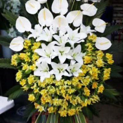 کد 3 - مدل ترحیم ایستاده با لیلیوم سفید، آنتوریوم و گل‌های زرد