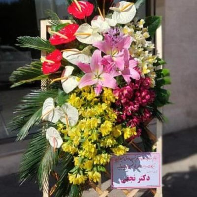 کد 52-مدل تبریک ایستاده با لیلیوم صورتی، آنتوریوم سفید و قرمز