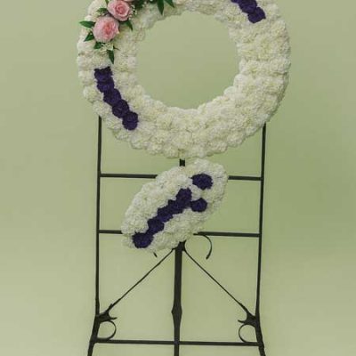 تاج گل مصنوعی ترحیم سفید و بنفش با رز صورتی